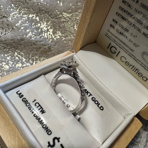 14KT Gold Ring - Picture 4 of 8